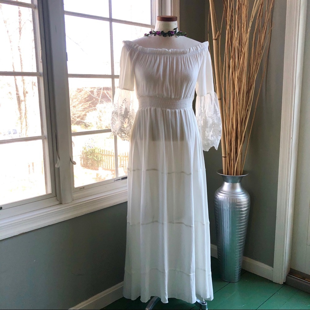 Romantic off-the-shoulder maxi dress - Picture 6 of 8